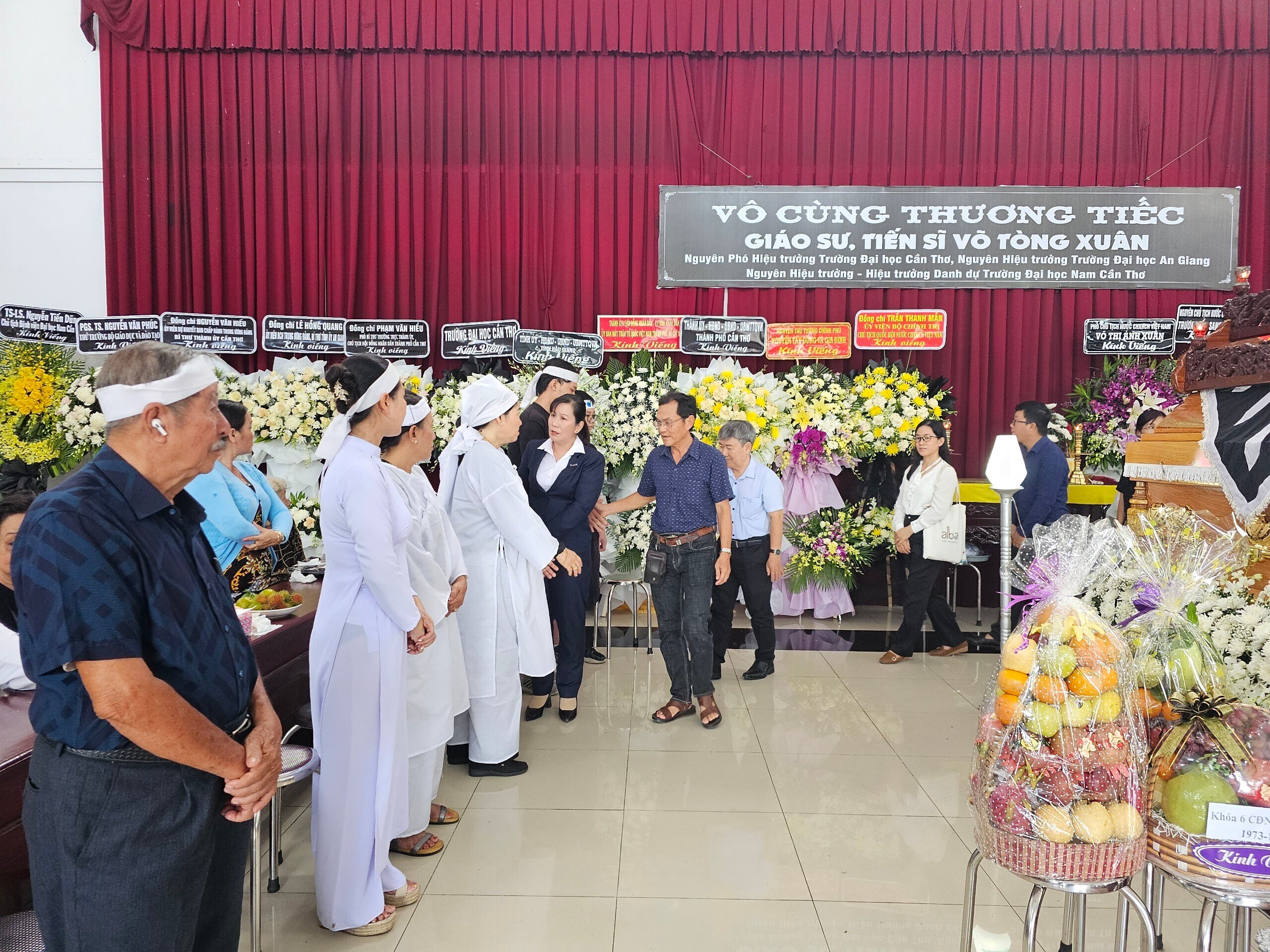 Giáo sư Võ Tòng Xuân được trao tặng danh hiệu Anh hùng Lao động. Ông cũng là người Việt đầu tiên được vinh danh tại giải thưởng VinFuture 2023 - Giải thưởng đặc biệt dành cho nhà khoa học đến từ các nước đang phát triển.