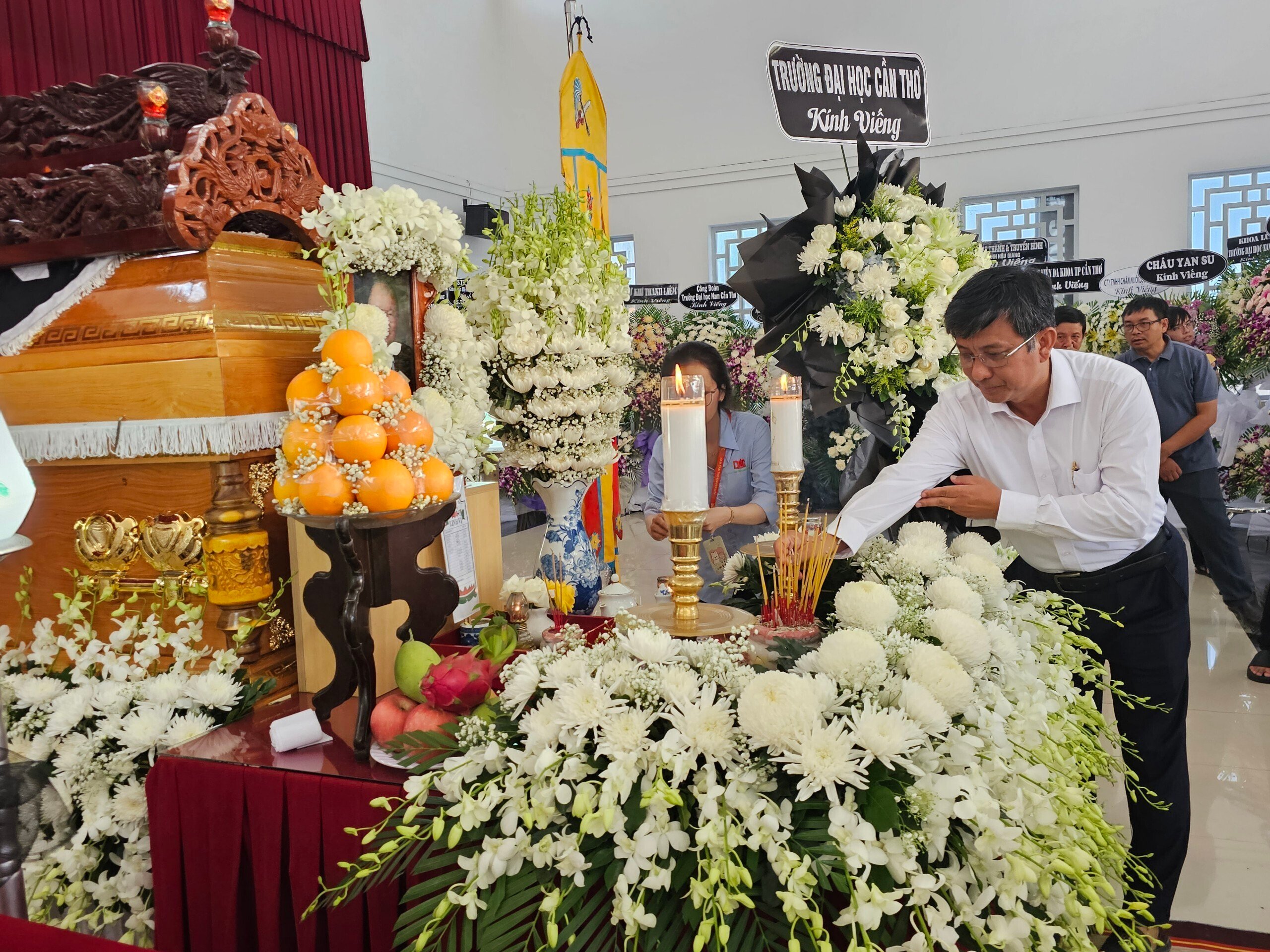 Hiệu trưởng trường Đại học Cần Thơ, PGS.TS Trần Trung Tính, viếng Giáo sư Võ Tòng Xuân.