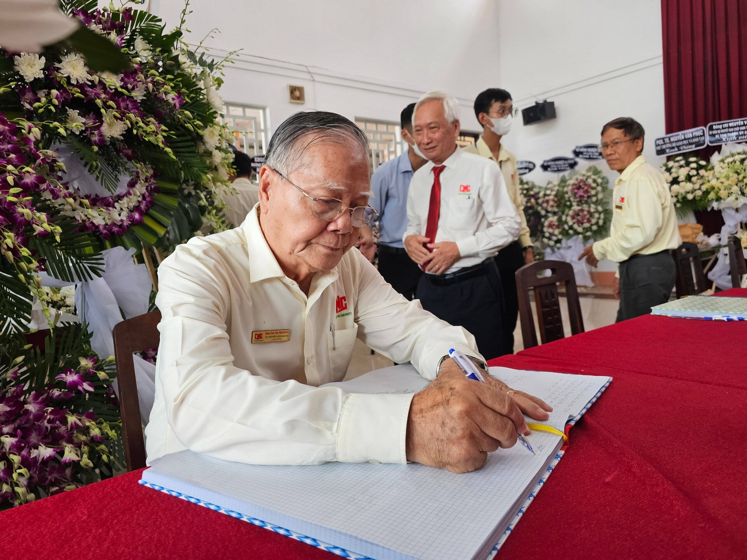 PGS.TS Đỗ Văn Xê, đại diện lãnh đạo trường Đại học Nam Cần Thơ ghi sổ tang. Giáo sư Võ Tòng Xuân nguyên là thành viên Hội đồng sáng lập, Hiệu trưởng danh dự của đại học này.