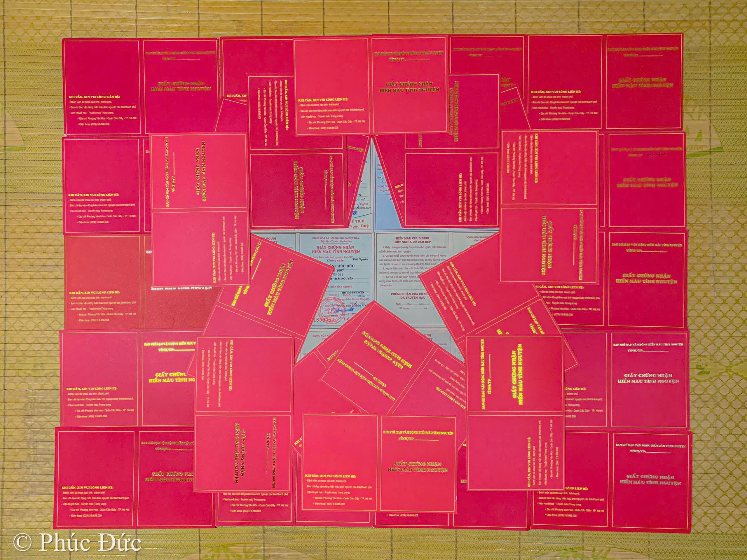 Lá cờ được xếp từ 30 tấm giấy chứng nhận hiến máu. (Ảnh: NVCC)