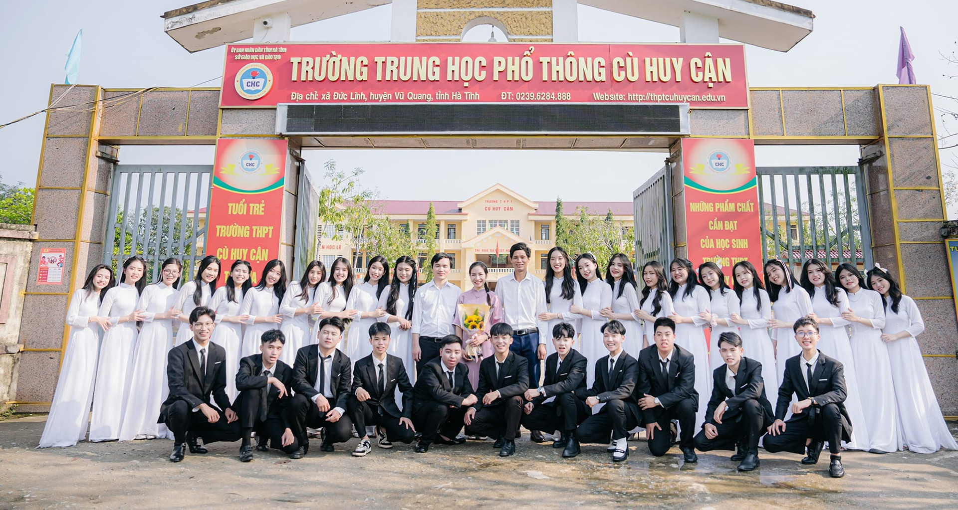 Tập thể lớp 12A1, trường THPT Cù Huy Cận. (Ảnh: NVCC)