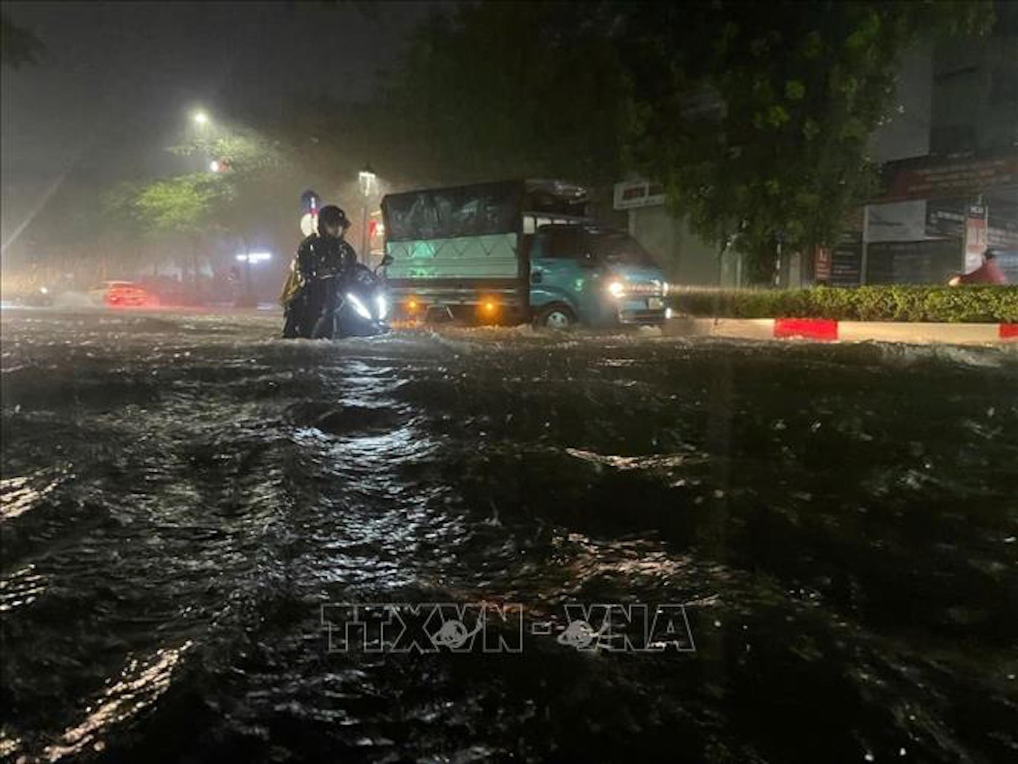 Mưa như trút nước trong đêm, nhiều tuyến phố Hà Nội ngập sâu, cây đổ la liệt - 12