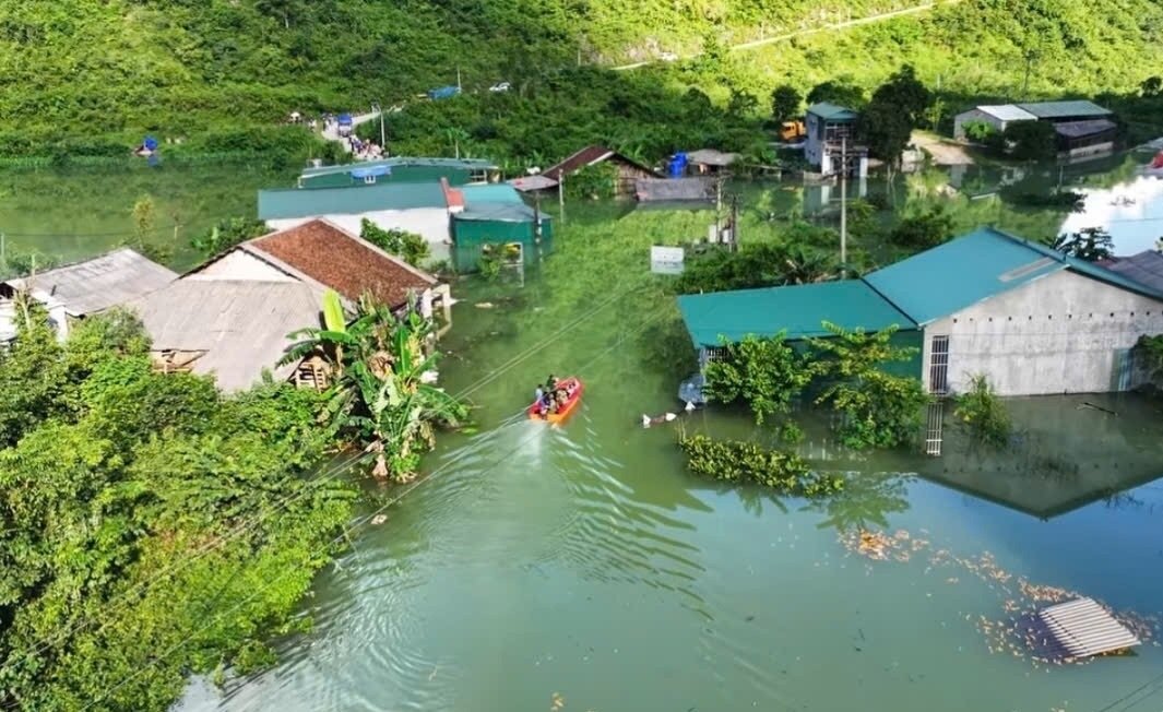 Xuồng cứu hộ tiếp cận người dân vùng lũ ở xã Quang Vinh. (Ảnh: A Cương)