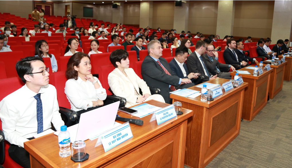Hội thảo khoa học với sự tham dự của 10 chuyên gia trong và ngoài nước cùng 150 bác sĩ và kỹ thuật viên chẩn đoán hình ảnh. (Ảnh: Ngọc Ánh)