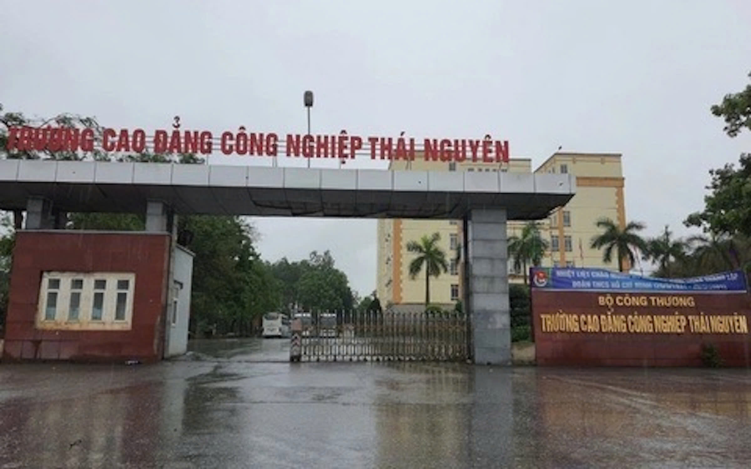 Hơn 10 học sinh nhập viện không rõ nguyên nhân, một em tử vong