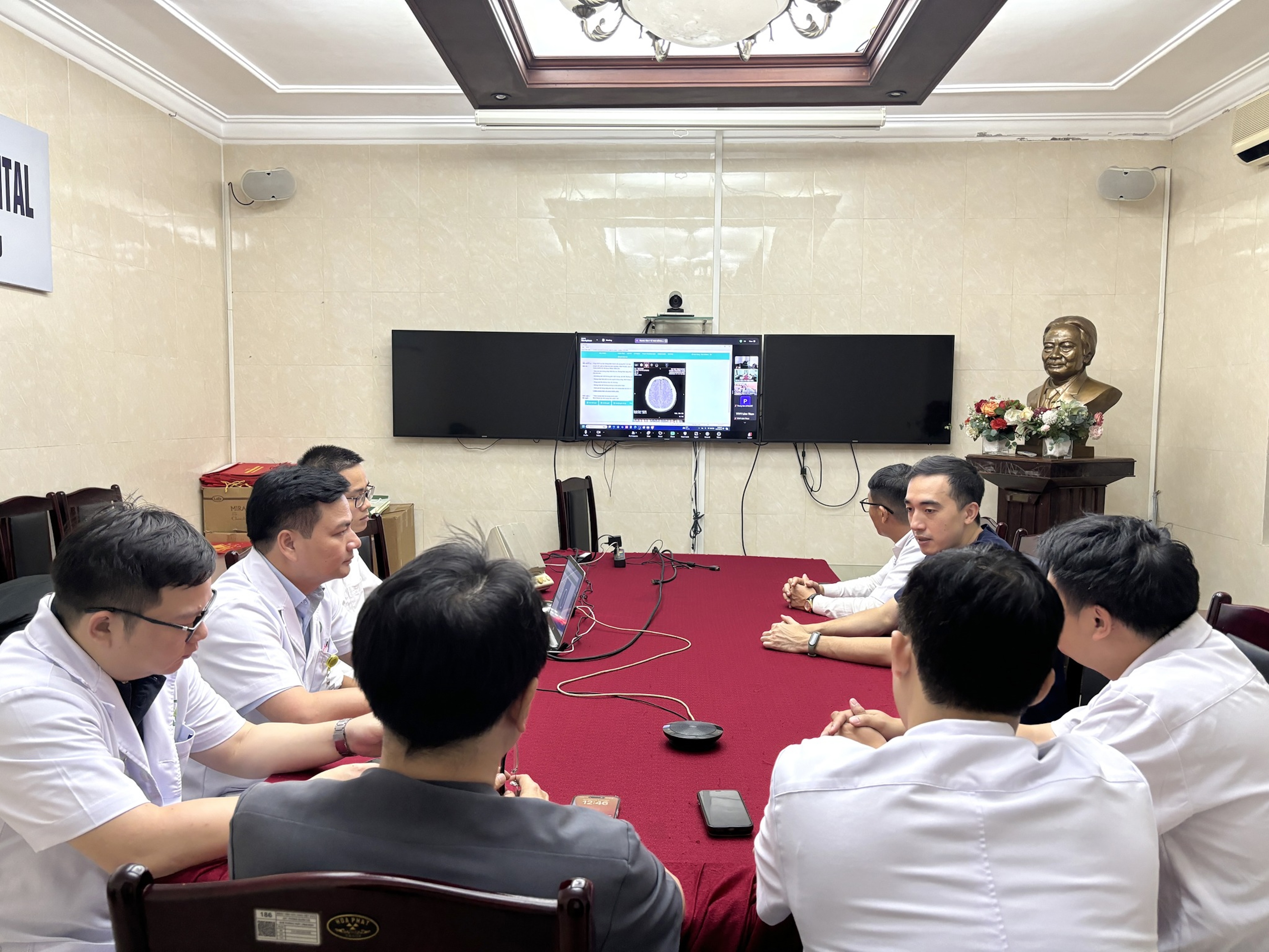 Các bác sĩ Bệnh viện Việt Đức hội chẩn trực tuyến cùng Trung tâm Y tế huyện Tam Nông về tình trạng của bạn nạn nhân trọng vụ sập cầu Phong Châu.