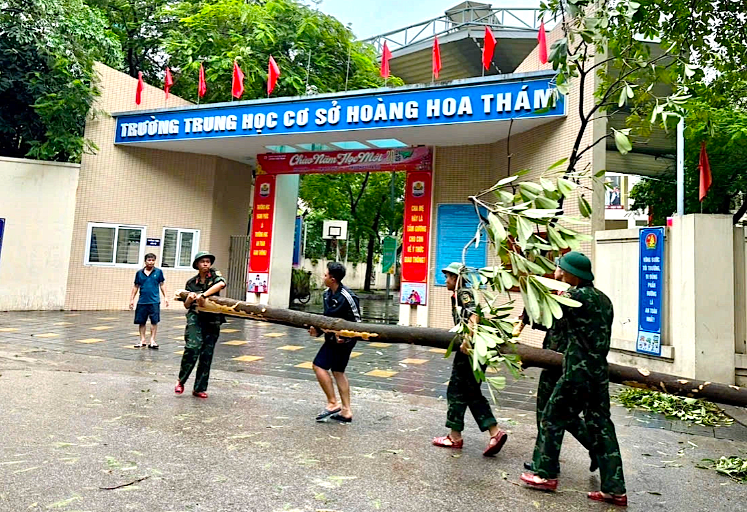 Các trường khẩn trương dọn dẹp cây đổ, tường đổ sau bão Yagi, đảm bảo an toàn, sạch sẽ trước khi đón học sinh đi học trở lại. (Ảnh minh hoạ)