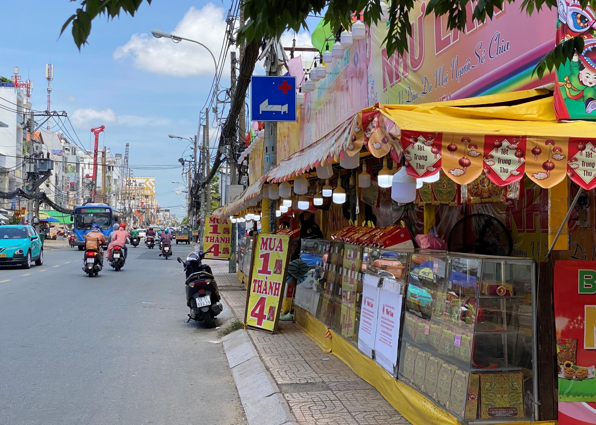 Bánh Trung thu khuyến mãi rầm rộ tại TP.HCM. (Ảnh: Đại Việt)