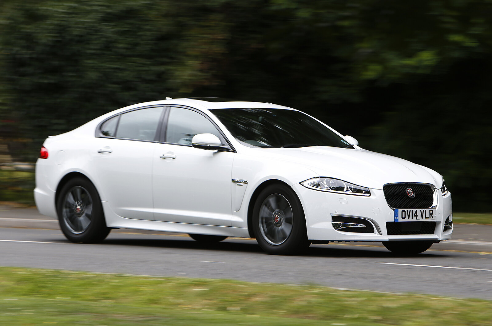 Jaguar XF R-Sport là phiên bản thể thao của dòng sedan hạng sang Jaguar XF. (Ảnh: Autocar)