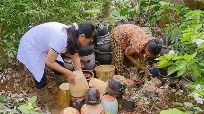 Cán bộ Trạm y tế xã Hồng Thái (TTYT huyện Phú Xuyên) hướng dẫn người dân vệ sinh môi trường tại hộ gia đình. (Ảnh: Sở Y tế Hà Nội)