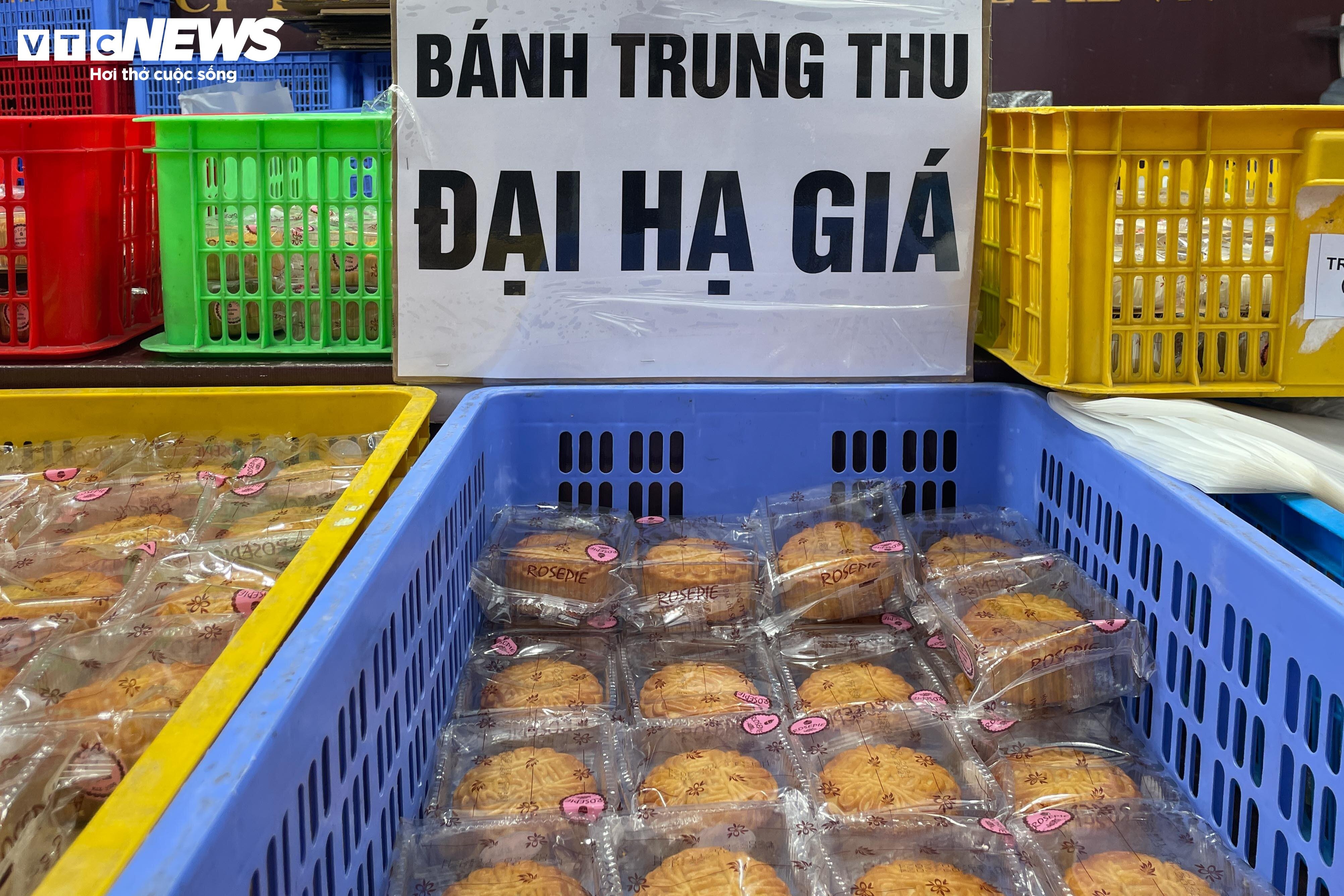 Bánh trung thu giảm giá một nửa, mời chào khách sau rằm - 3