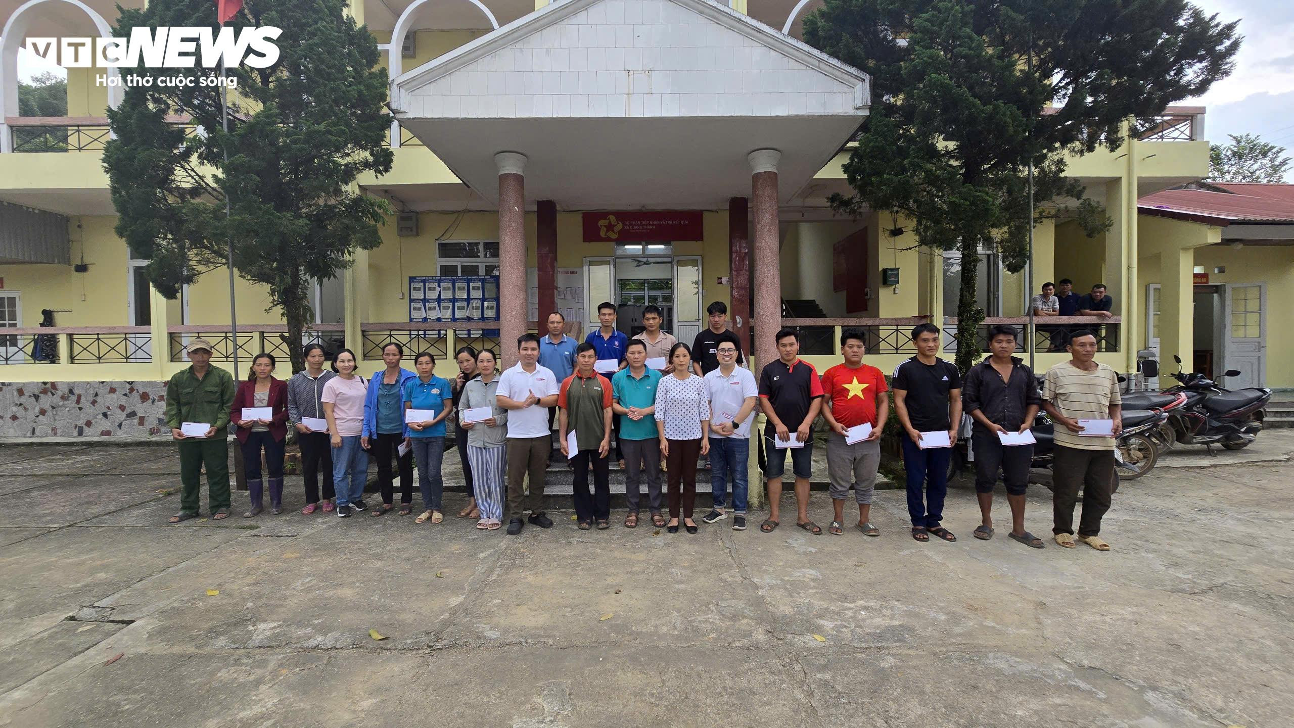 Độc giả Báo điện tử VTC News ủng hộ các hộ dân hoàn cảnh khó khăn xã Quang Thành bị ảnh hưởng trong bão số 3. (Ảnh: Văn Chương)