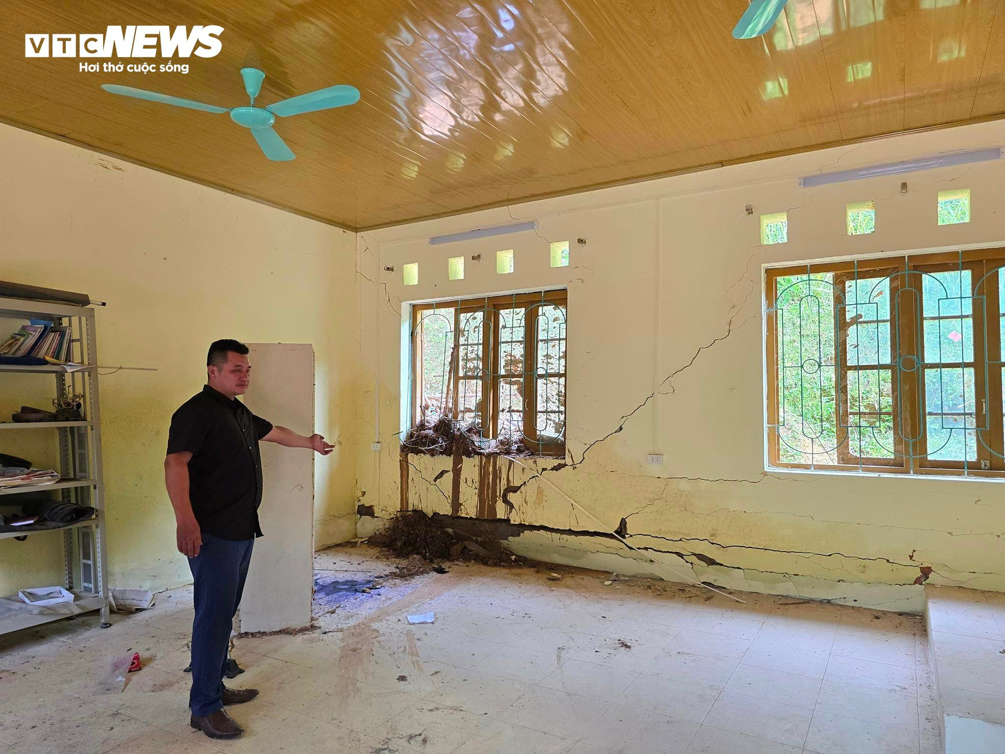 Một phần lớp học khác bị nứt chờ đổ sập tại Nà Lẹng. (Ảnh: Văn Chương)