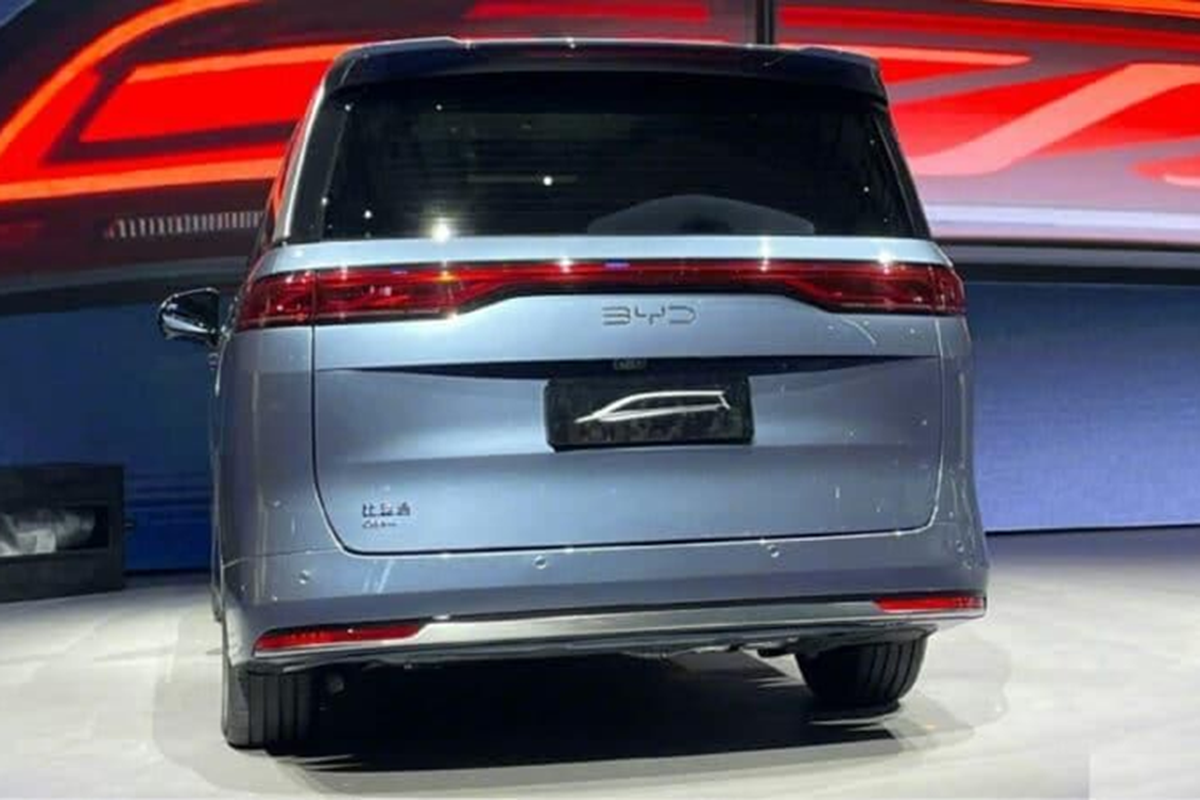 Xe được trang bị hệ thống hỗ trợ lái DiPilot. Mẫu MPV này cũng được tích hợp công nghệ kiểm soát thân xe thông minh BYD DiSus-C, có khả năng điều chỉnh độ mềm của hệ thống treo tùy theo điều kiện vận hành.