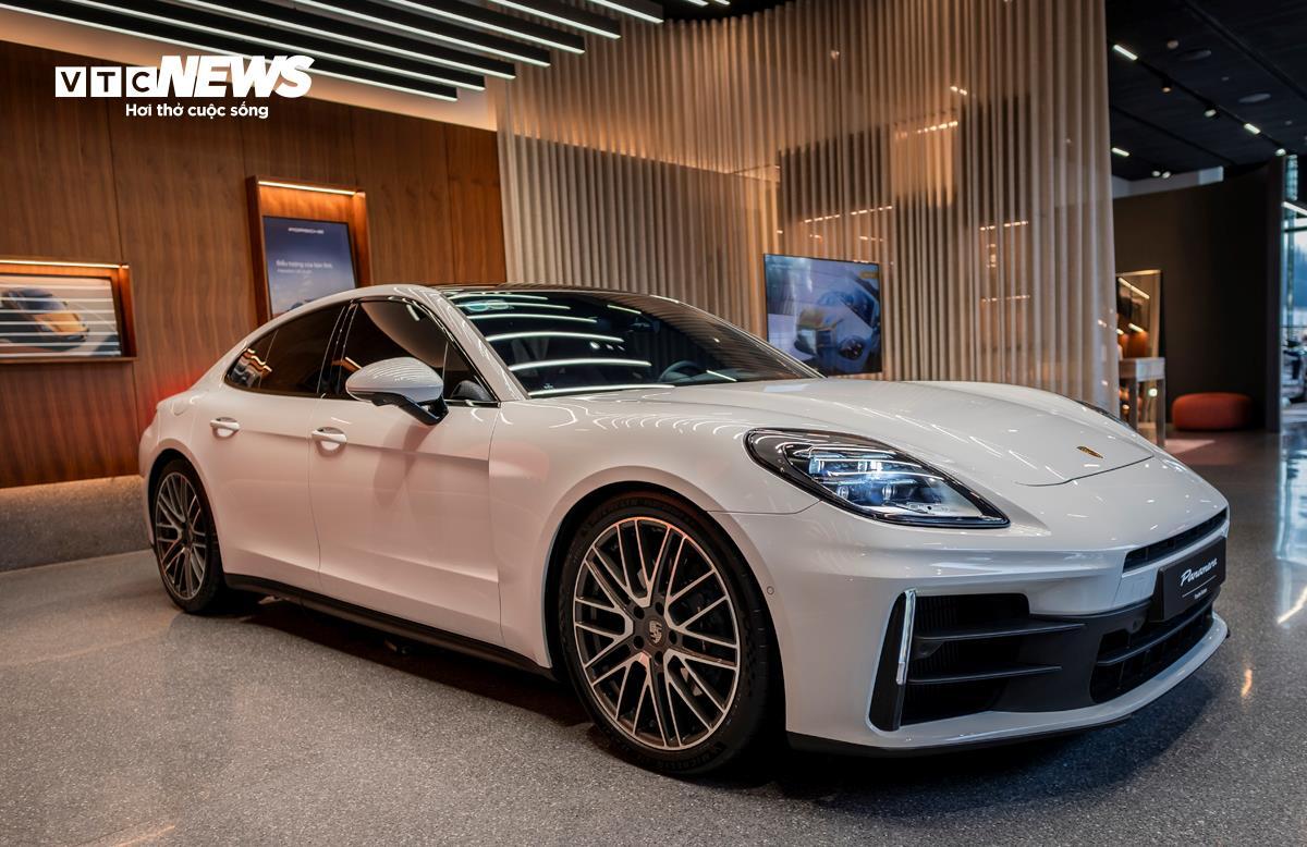 Porsche Panamera thế hệ thứ 3 đã có mặt tại Việt Nam với giá bán từ 6,42 tỷ đồng.