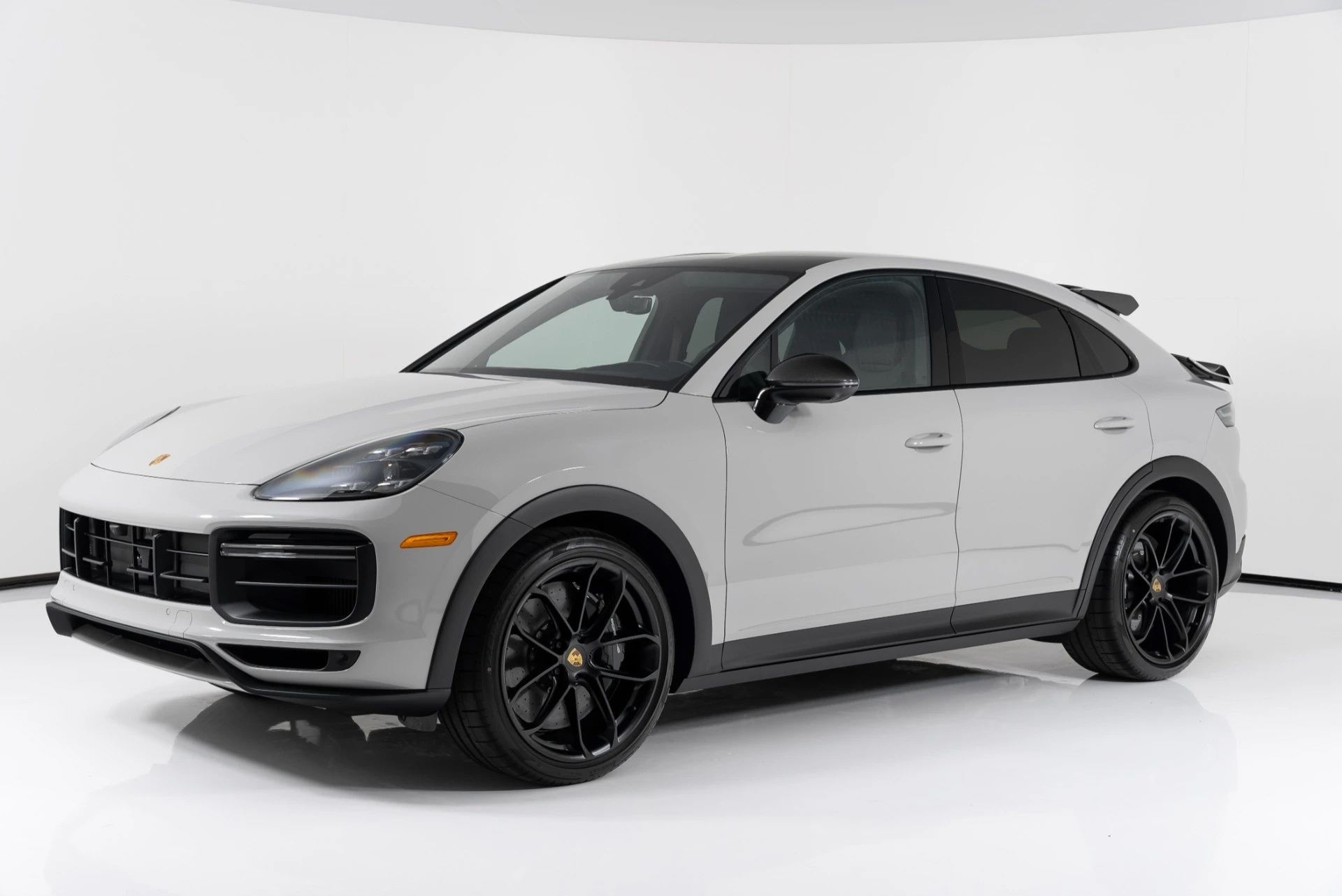 Chiều vợ, Mark Zuckerberg độ Porsche Cayenne Turbo GT thành minivan - 4