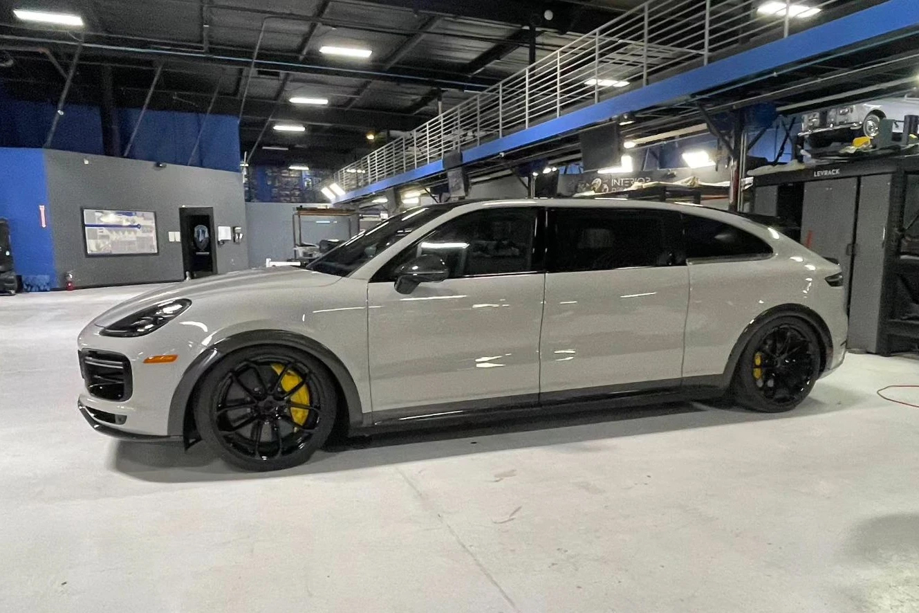 Chiều vợ, Mark Zuckerberg độ Porsche Cayenne Turbo GT thành minivan - 2