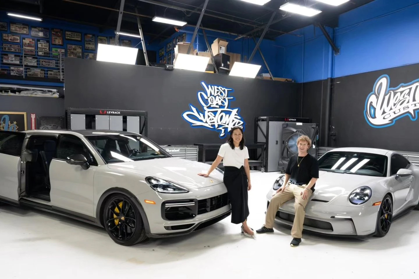 Chiều vợ, Mark Zuckerberg độ Porsche Cayenne Turbo GT thành minivan - 8