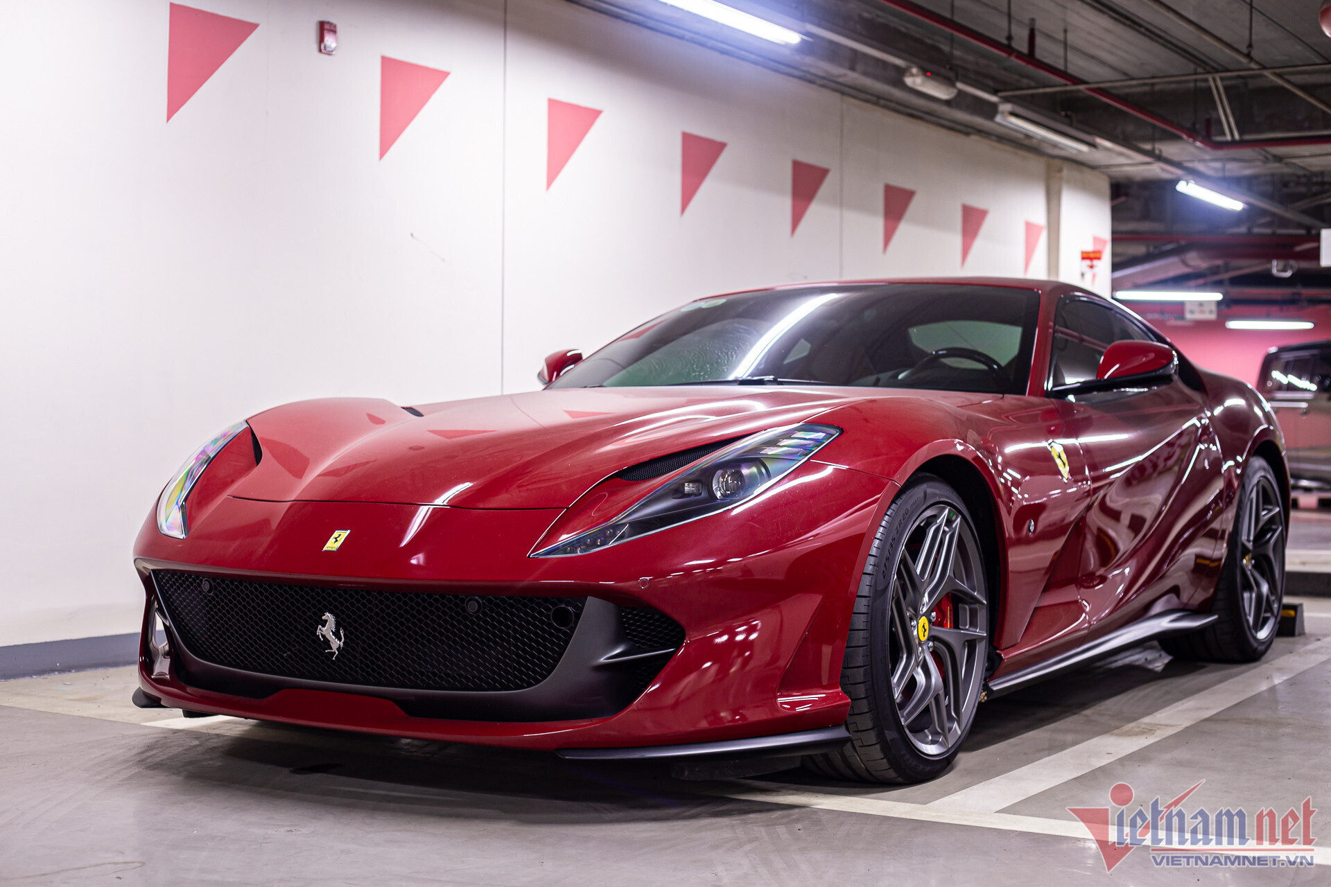 Chiếc Ferrari 812 Superfast đầu tiên về Việt Nam của đại gia Hà Nội (Ảnh: Vietnamnet).