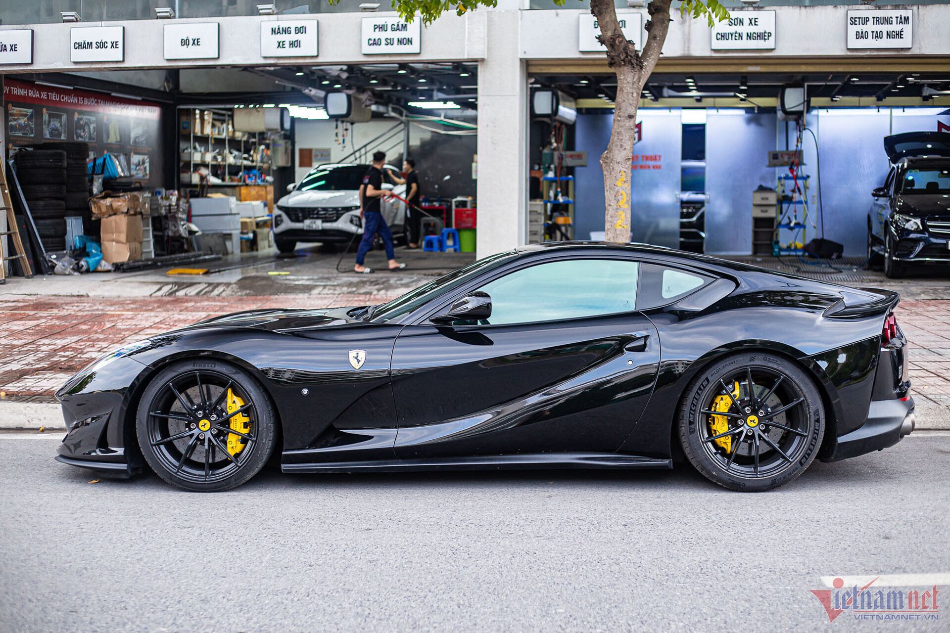 Chiếc Ferrari 812 Superfast màu đen của ông Đặng Lê Nguyên Vũ (Ảnh: Vietnamnet).