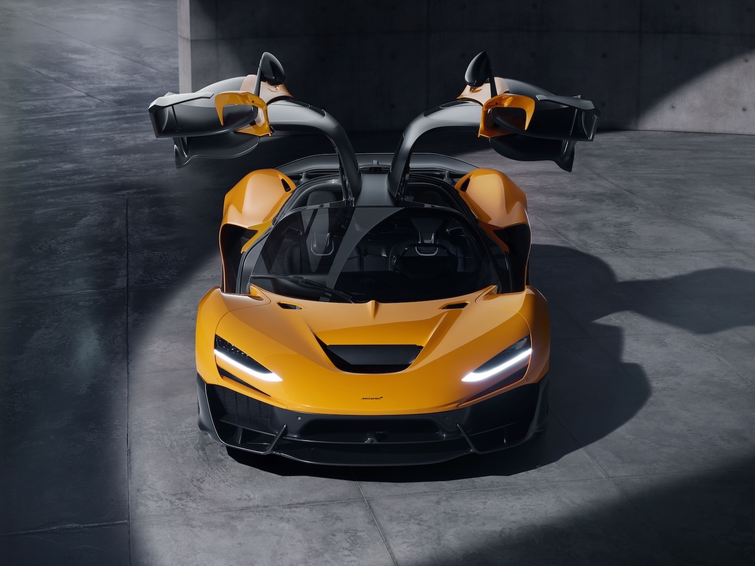 McLaren W1 không chỉ là một cỗ máy mạnh mẽ mà còn là một tác phẩm nghệ thuật mang đến trải nghiệm lái đầy cảm xúc. Khoang lái được thiết kế tối giản nhưng vẫn đảm bảo sự tiện nghi và hiện đại. Hệ thống MSO cho phép người dùng tùy biến nội thất theo sở thích cá nhân, bao gồm cả lựa chọn nội thất McLaren Innoknit mới lạ.