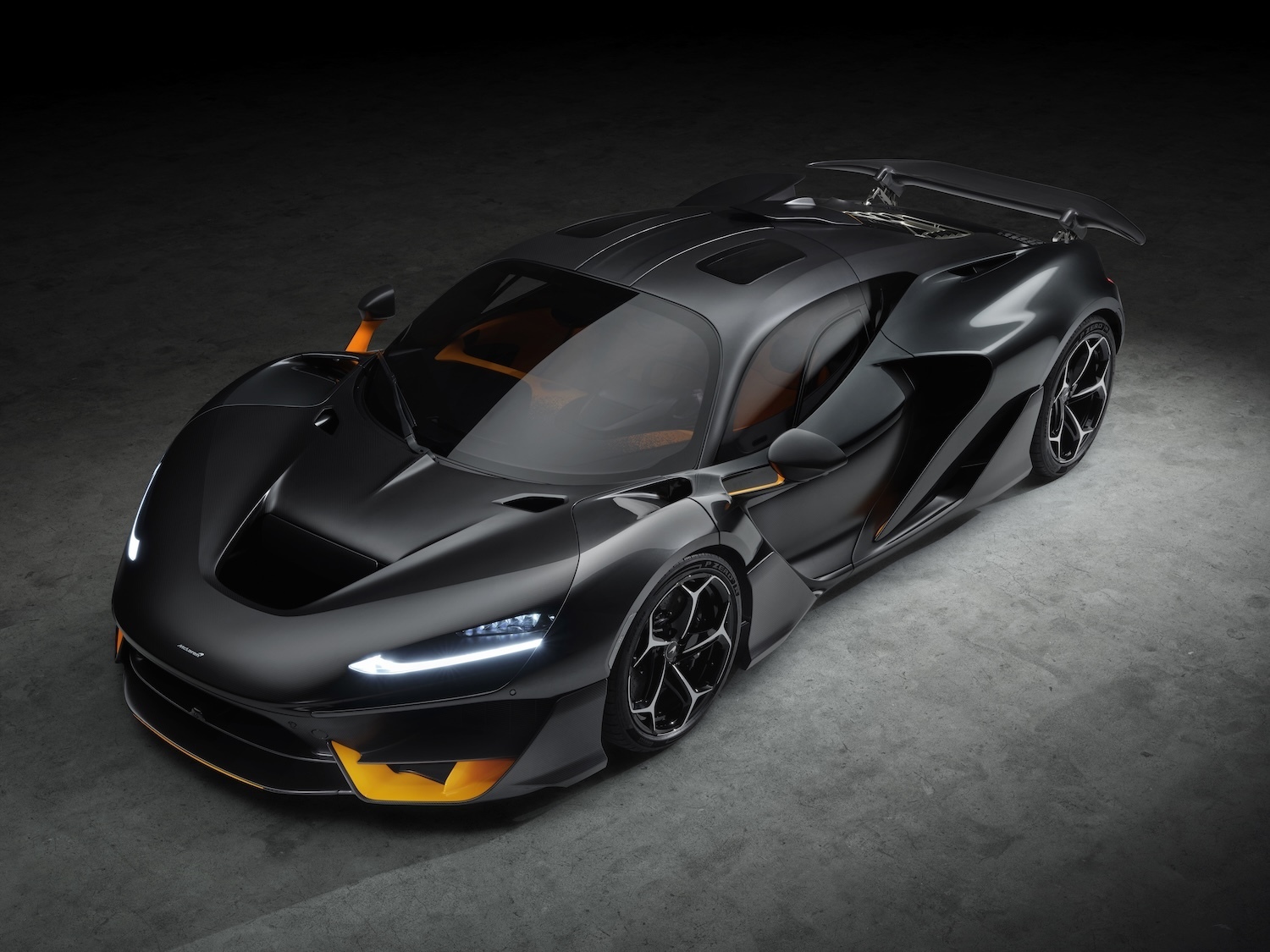 “McLaren W1 là sự tôn vinh dành cho hai chiếc xe huyền thoại McLaren F1 và McLaren P1TM, đồng thời là hiện thân cho tinh thần Vô địch Thế giới của McLaren. Với mẫu xe thuộc BST Ultimate mới của chúng tôi, một lần nữa đẩy giới hạn của hiệu suất siêu xe lên một tiêu chuẩn mới với hệ thống truyền động hybrid vượt trội, động cơ MHP-8 V8 hoàn toàn mới, thiết kế khí động học tiên tiến nhất khi so sánh với bất kỳ chiếc xe McLaren nào và sử dụng tối đa các vật liệu nhẹ tiên tiến. Điều này cho phép chúng tôi cùng với mẫu xe W1 vừa mang đến trải nghiệm lái kịch tính trên đường đua, và cảm giác lái thú vị trên đường phố”, Michael Leiters, Giám đốc điều hành, McLaren Automotive cho biết.