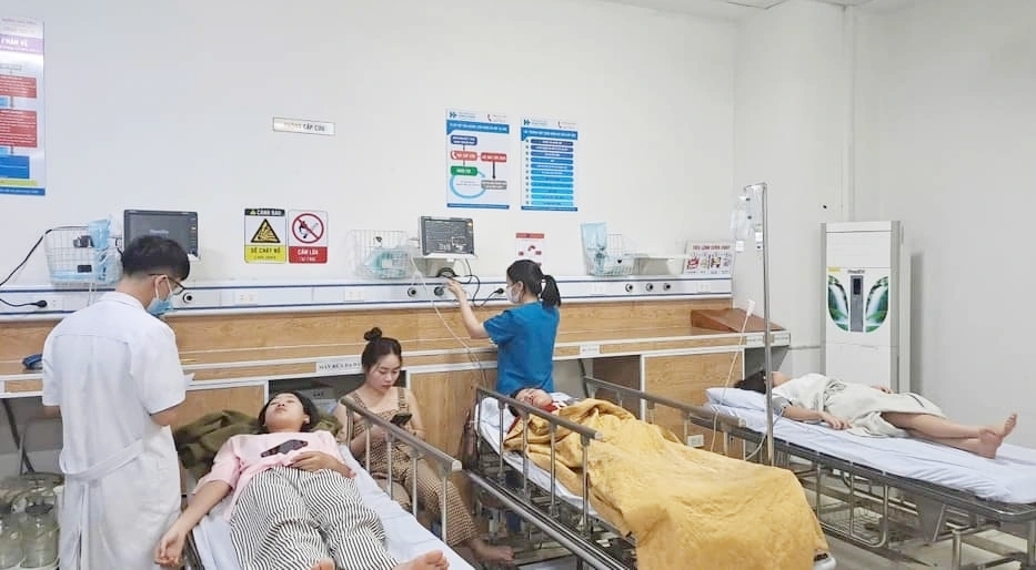Các học sinh, sinh viên đang được điều trị, theo dõi tại bệnh viện (Ảnh: Báo Lào Cai)