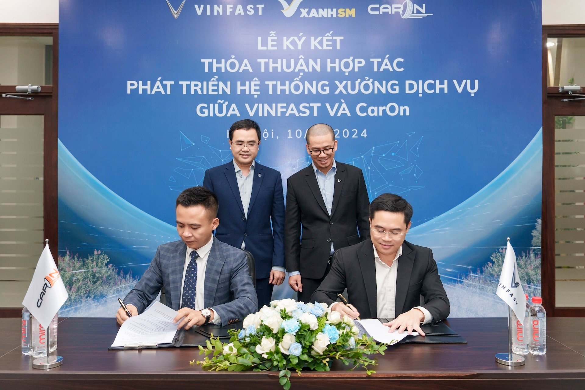 Lễ ký kết thoả thuận hợp tác giữa VinFast và CarOn.