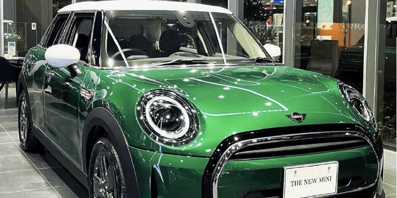 MINI Cooper 5 cửa tiêu chuẩn xanh lá British Racing Green là một phiên bản nổi bật với thiết kế cổ điển. (Ảnh: MINI Cooper Vietnam)