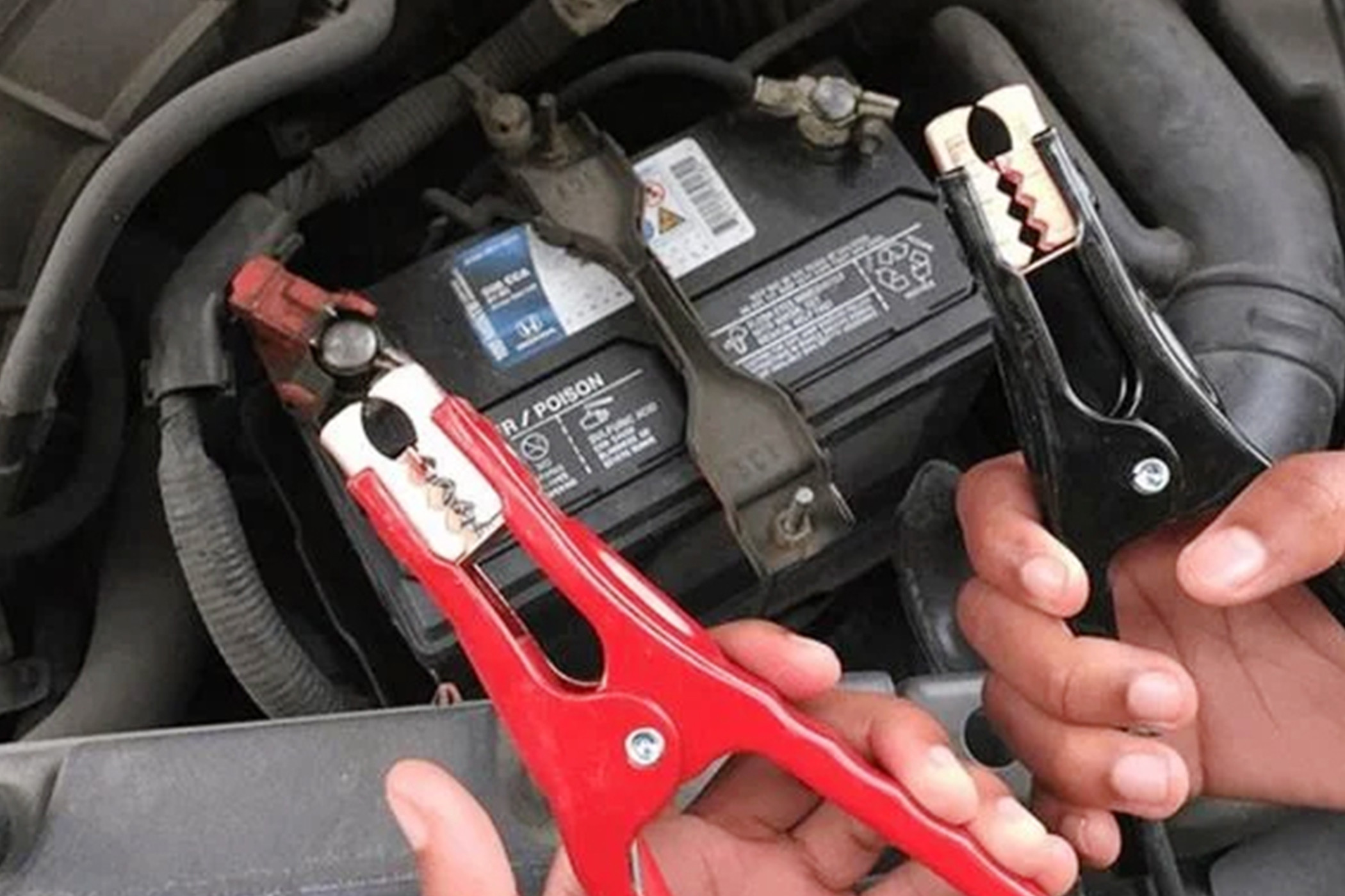 Dây câu bình điện nên có thường xuyên trên ô tô để xử lý tình huống mất điện bất ngờ. (Ảnh minh họa)