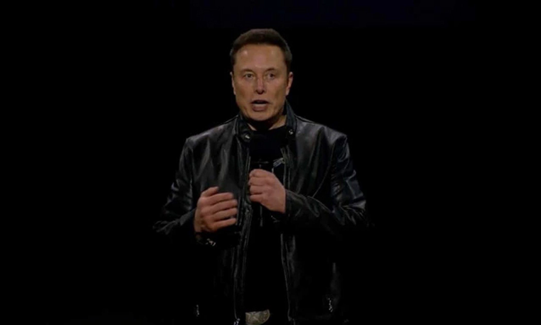 Tỉ phú Elon Musk phát biểu trong sự kiện giới thiệu những chiếc xe mới của Tesla. (Ảnh: Tesla/Reuters)