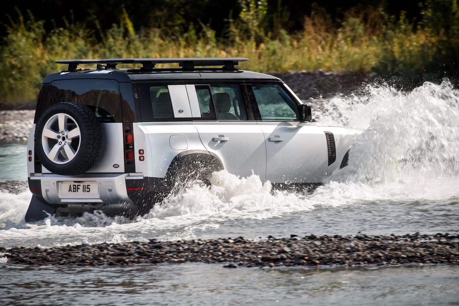 Defender là mẫu SUV địa hình hàng đầu thế giới. (Ảnh: Carscoops)