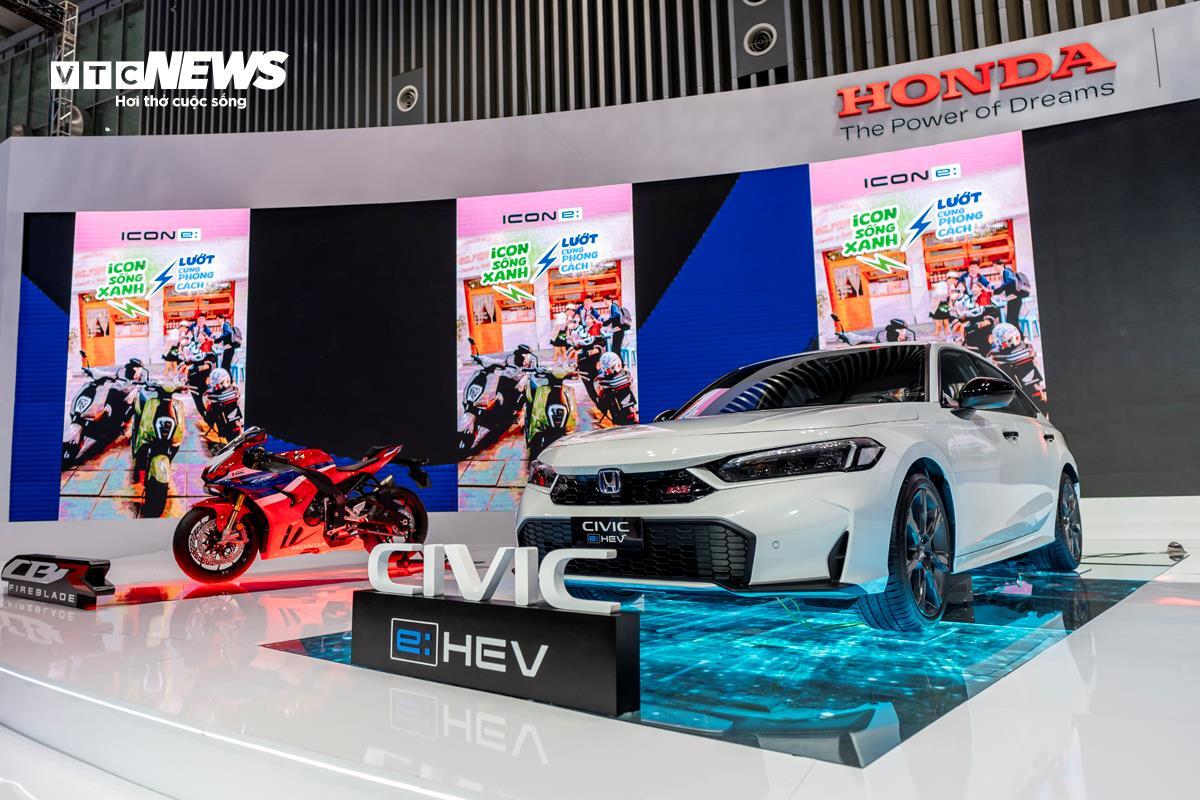 Cặp đôi Honda Civic e:HEV và Honda CBR 1000 Fireblade