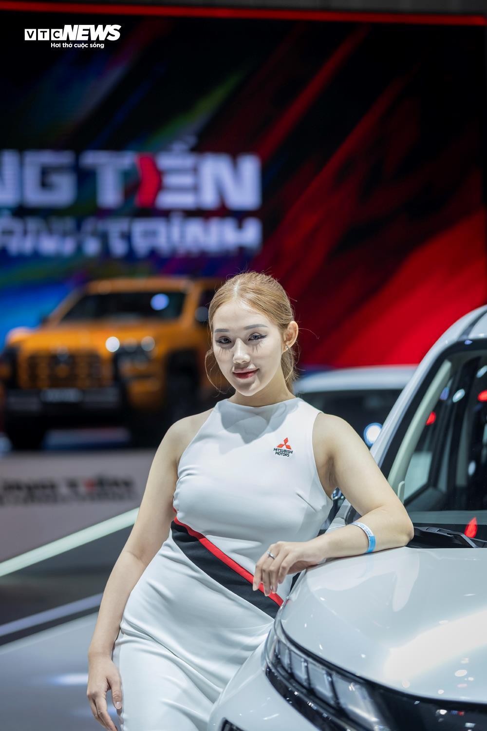 Gian hàng Mitsubishi tuy đơn giản nhưng cũng không thiếu bóng hồng hút mắt.