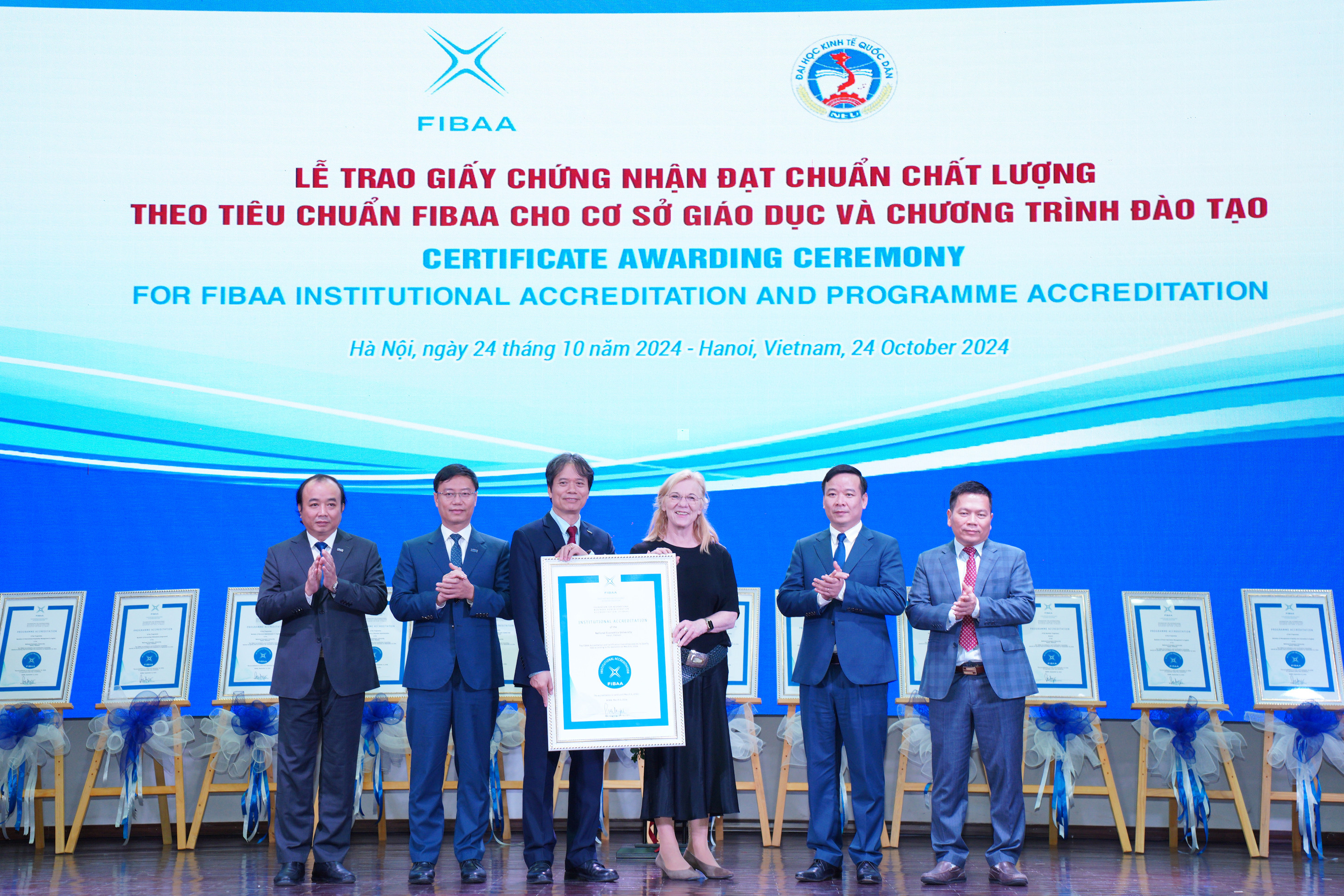 Đại diện FIBAA trao chứng nhận cho lãnh đạo trường Đại học Kinh tế quốc dân.