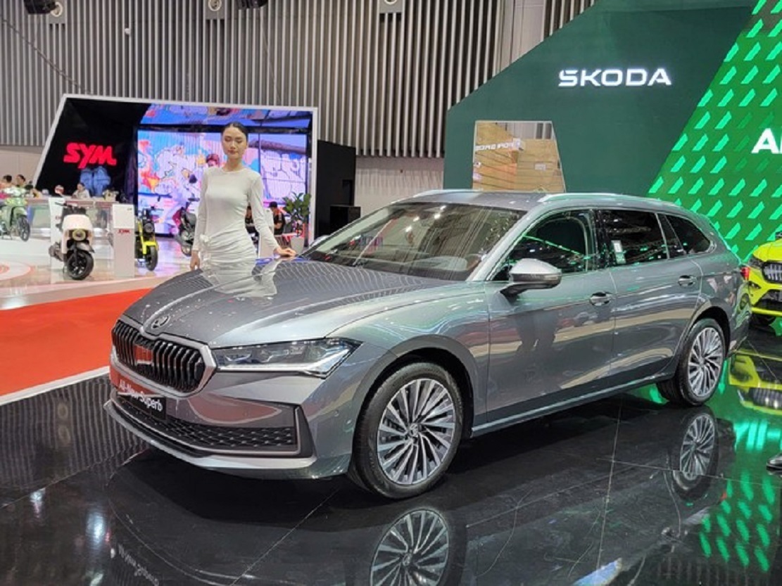 Mẫu Skoda Superb xuất hiện tại VMS 2024 thuộc phiên bản kiểu dáng wagon với trục cơ sở kéo dài và máy dầu.