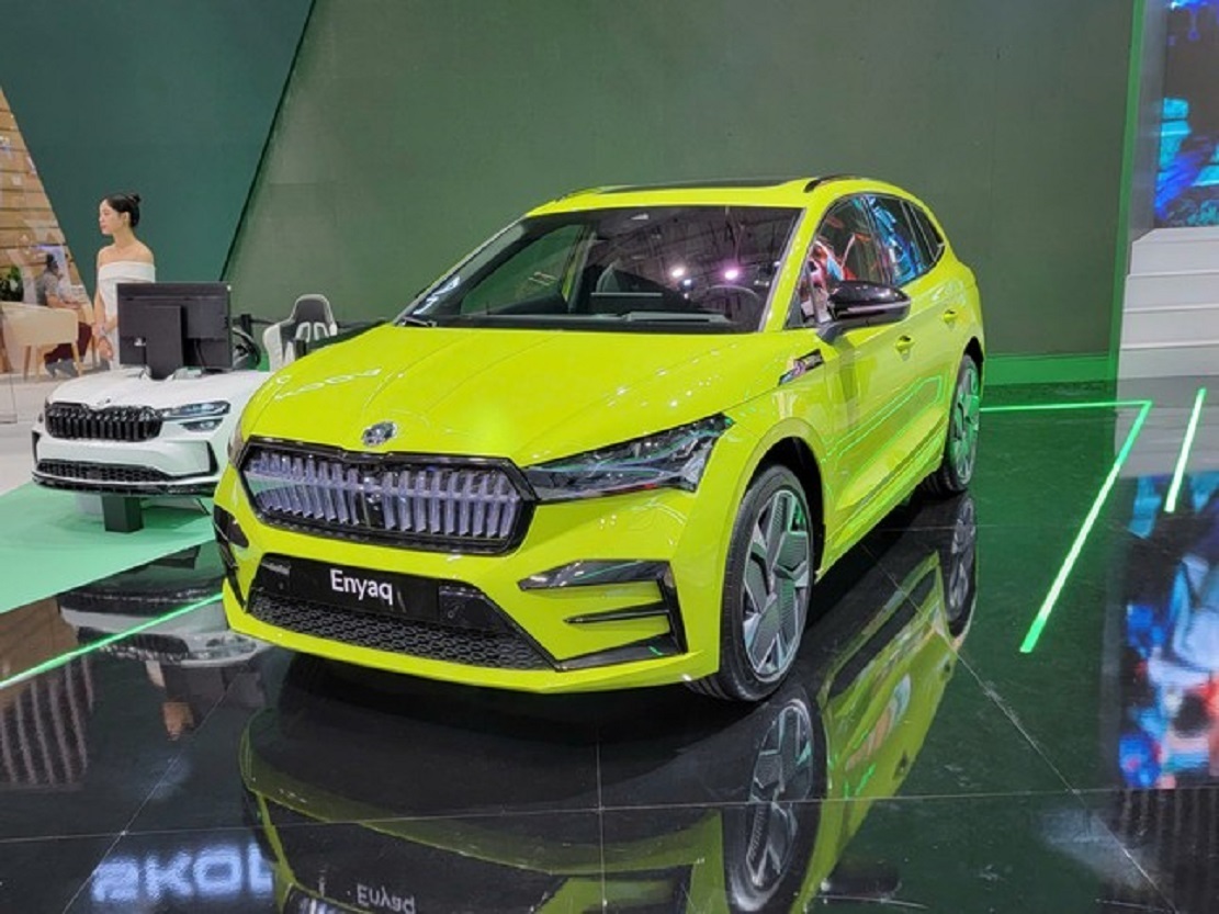 Mẫu xe điện Skoda Enyaq iV nổi bật với ngoại thất màu xanh nõn chuối.