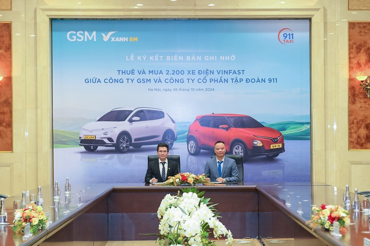 Ông Nguyễn Văn Thanh - Tổng Giám đốc Toàn cầu Công ty GSM (bên trái) và ông Lưu Đình Tuấn - Chủ tịch HĐQT Tập đoàn 911 trong lễ ký kết biên bản ghi nhớ hợp tác.