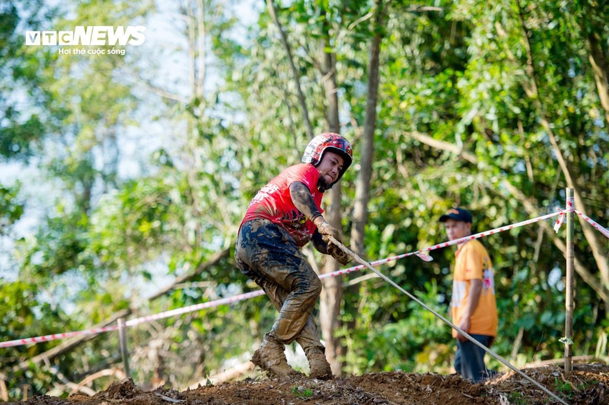 Công việc của một lái phụ cũng vất vả không kém lái chính.