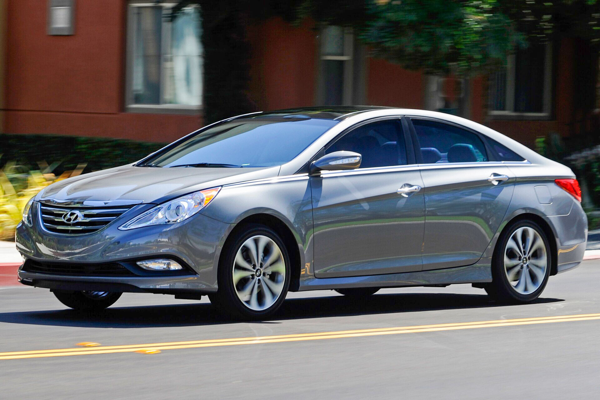 Hyundai đã phải triệu hồi hơn 800.000 xe Sonata để xử lý lỗi hộp số. (Ảnh: MotorTrend)