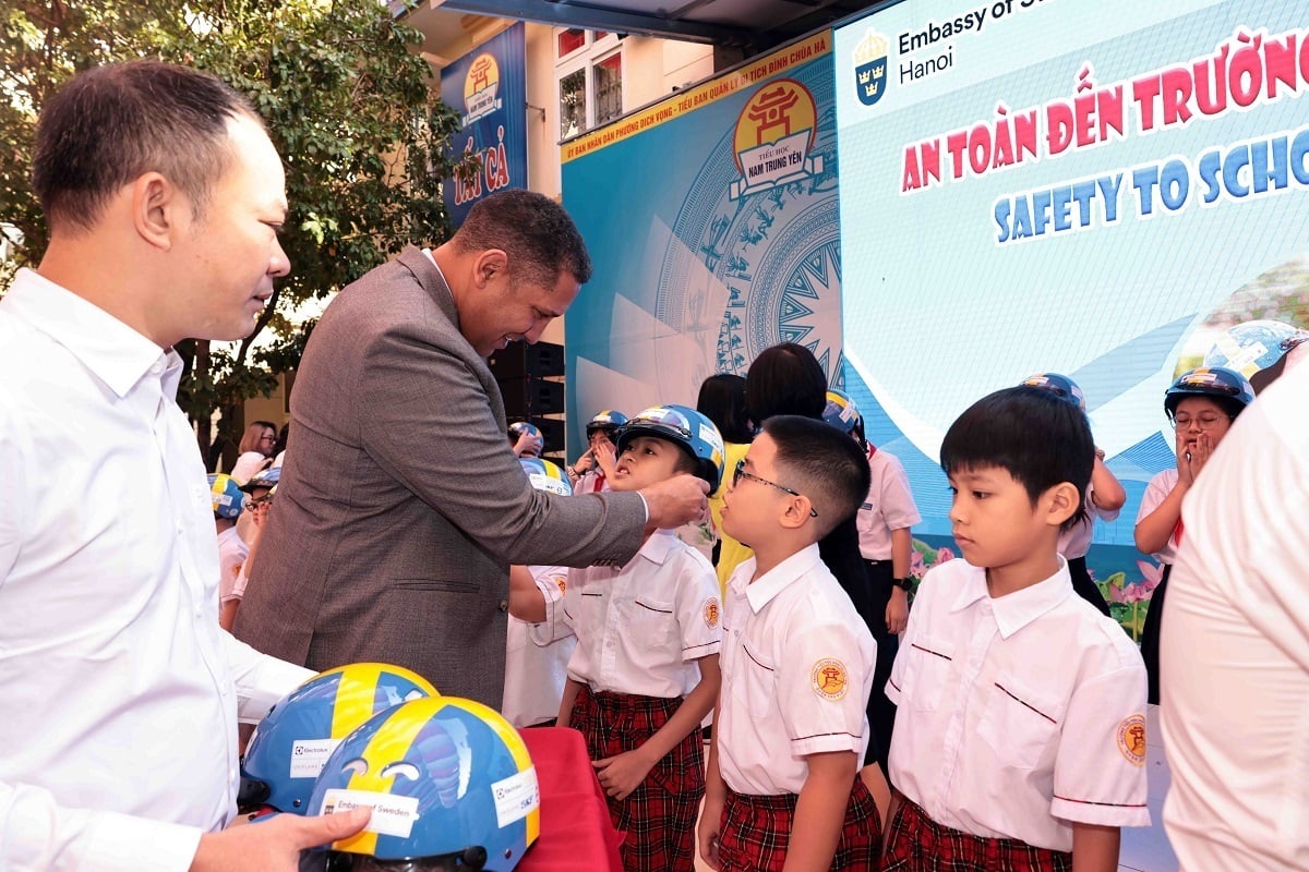 Đại sứ Thụy Điển Johan Ndisi trao tặng mỹ bảo hiểm cho các em học sinh trường Tiểu học Nam Trung Yên.