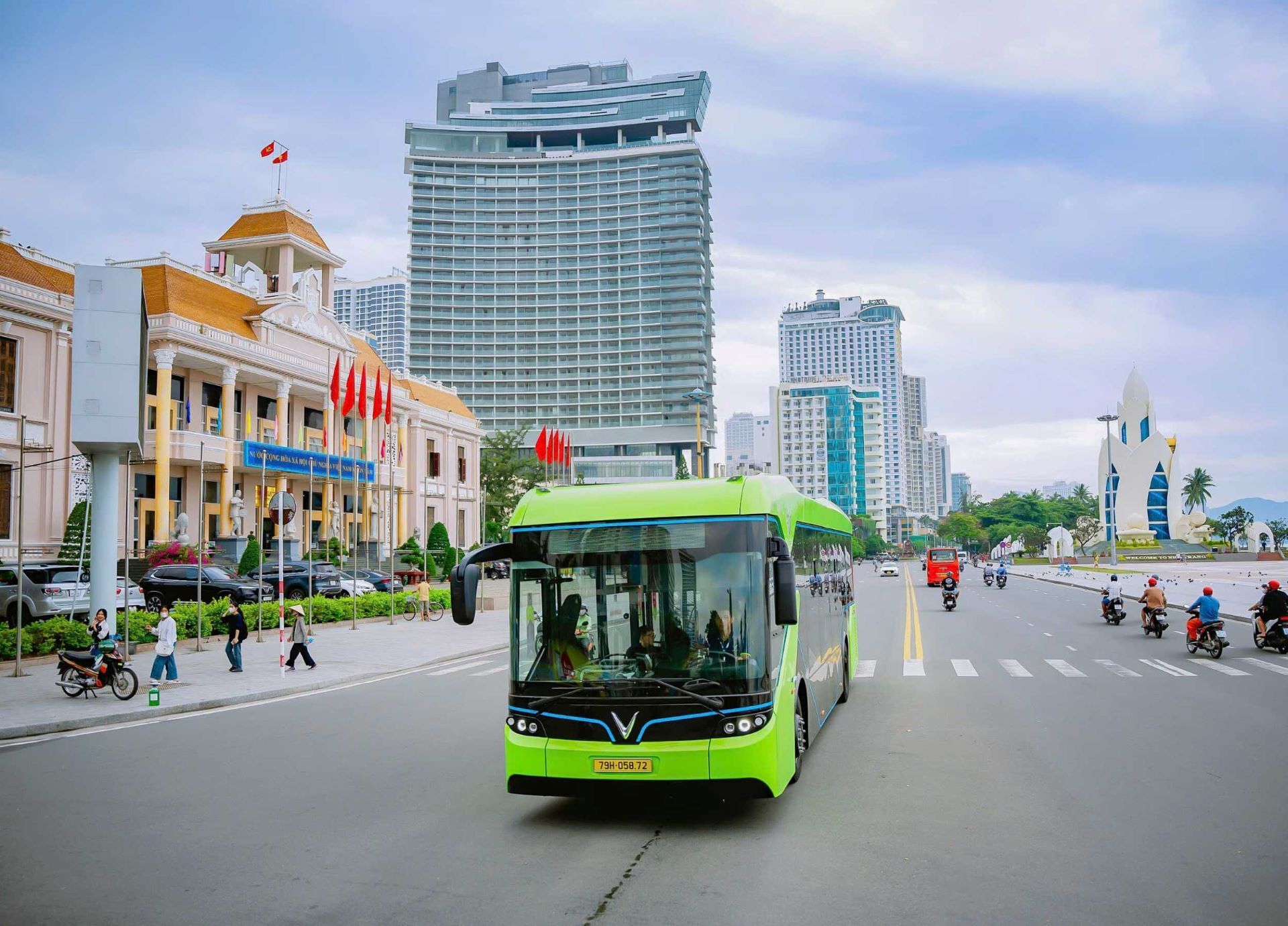 Người dân và du khách Nha Trang hào hứng trải nghiệm buýt điện VinBus - 1