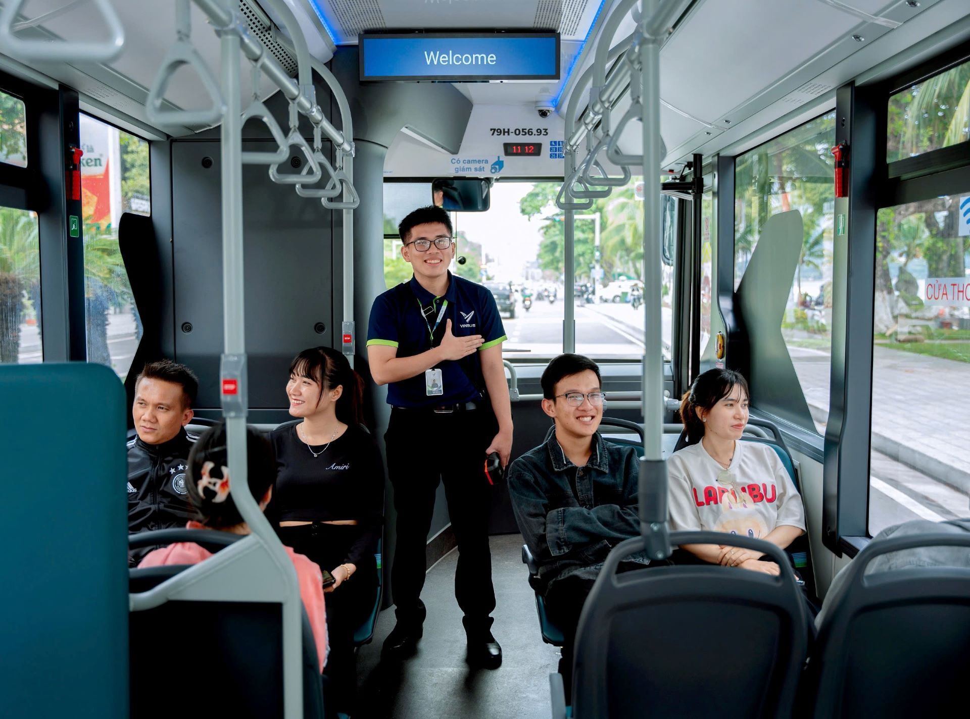 Người dân và du khách Nha Trang hào hứng trải nghiệm buýt điện VinBus - 4