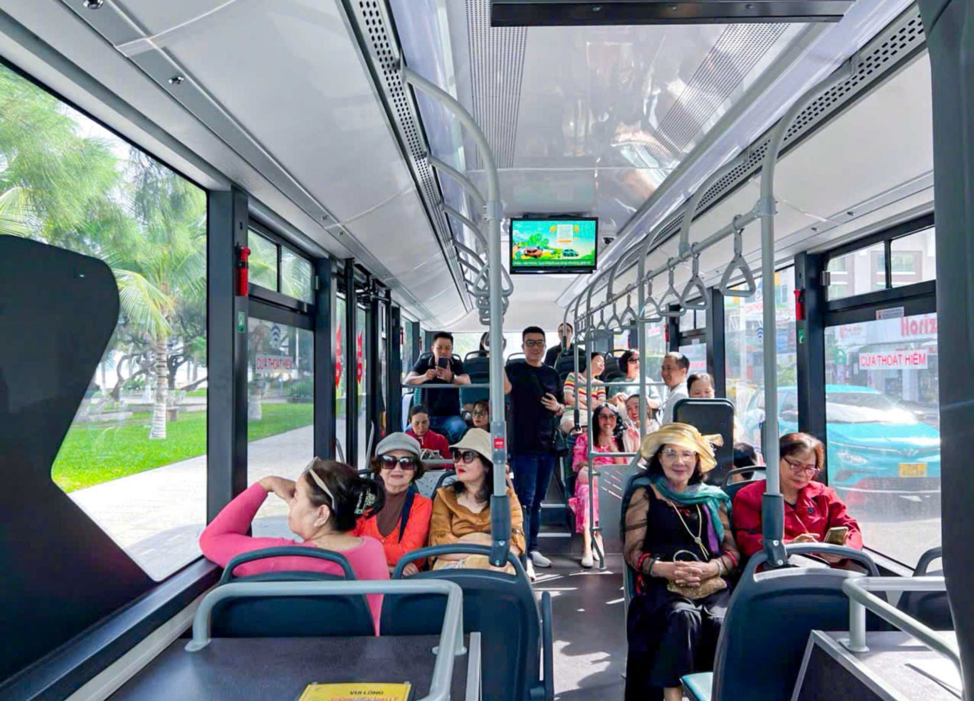 Người dân và du khách Nha Trang hào hứng trải nghiệm buýt điện VinBus - 8