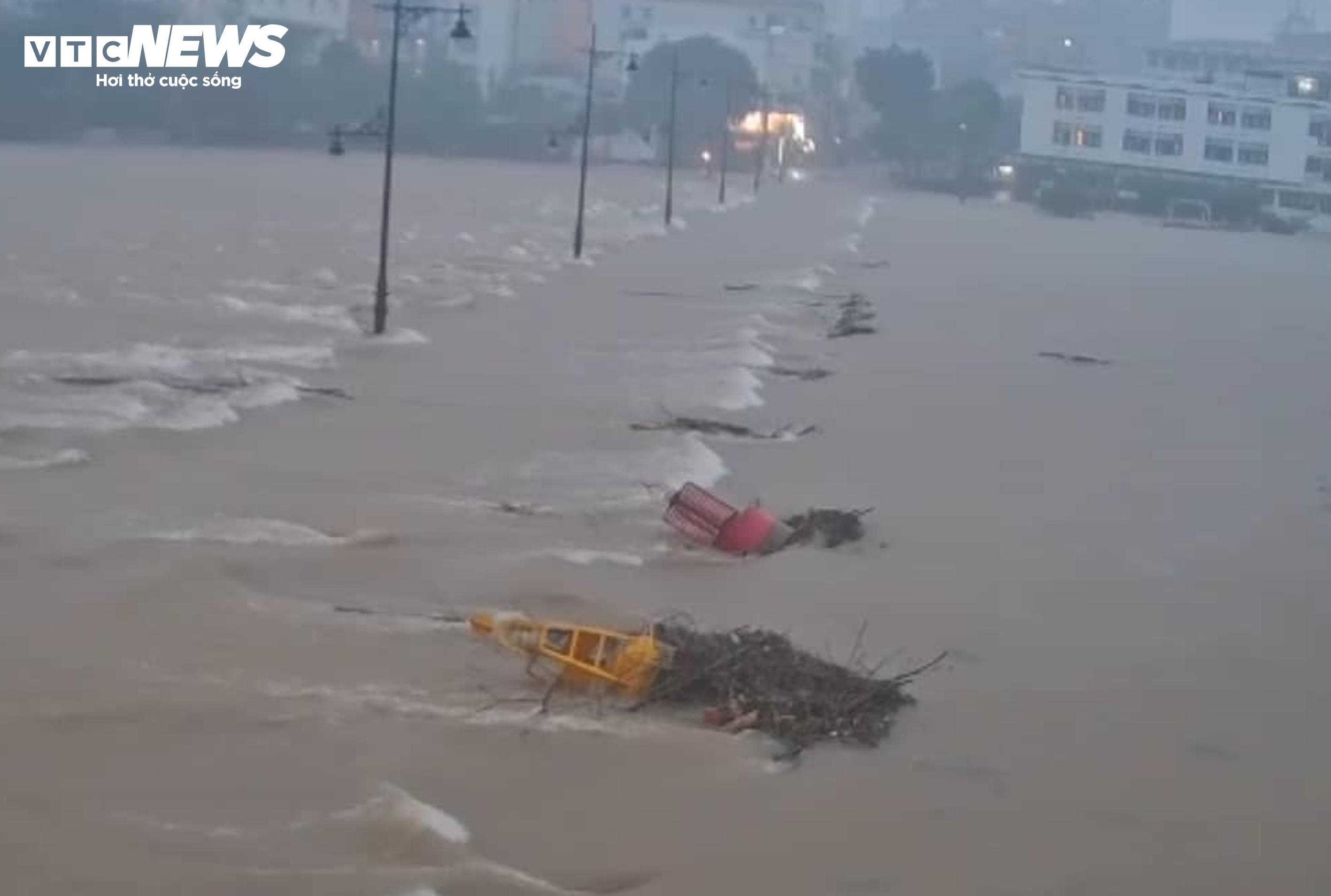 Lũ trên sông Hương lên nhanh trong đêm 24/11, tràn Đập Đá và được dự báo có thể đạt hoặc vượt báo động 3 trong hôm nay.