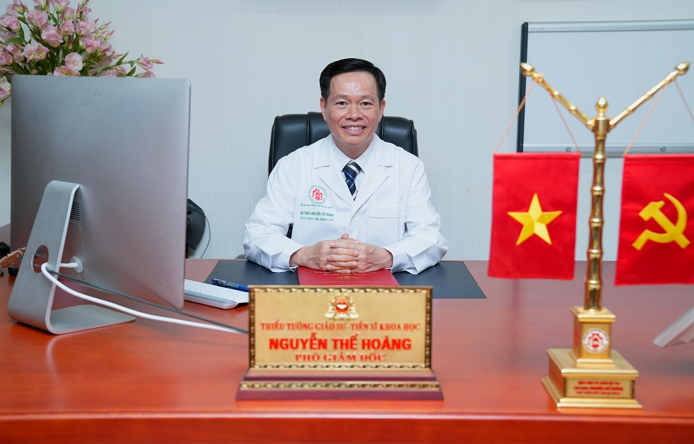 Thiếu tướng, giáo sư, tiến sĩ khoa học, thầy thuốc nhân dân Nguyễn Thế Hoàng.