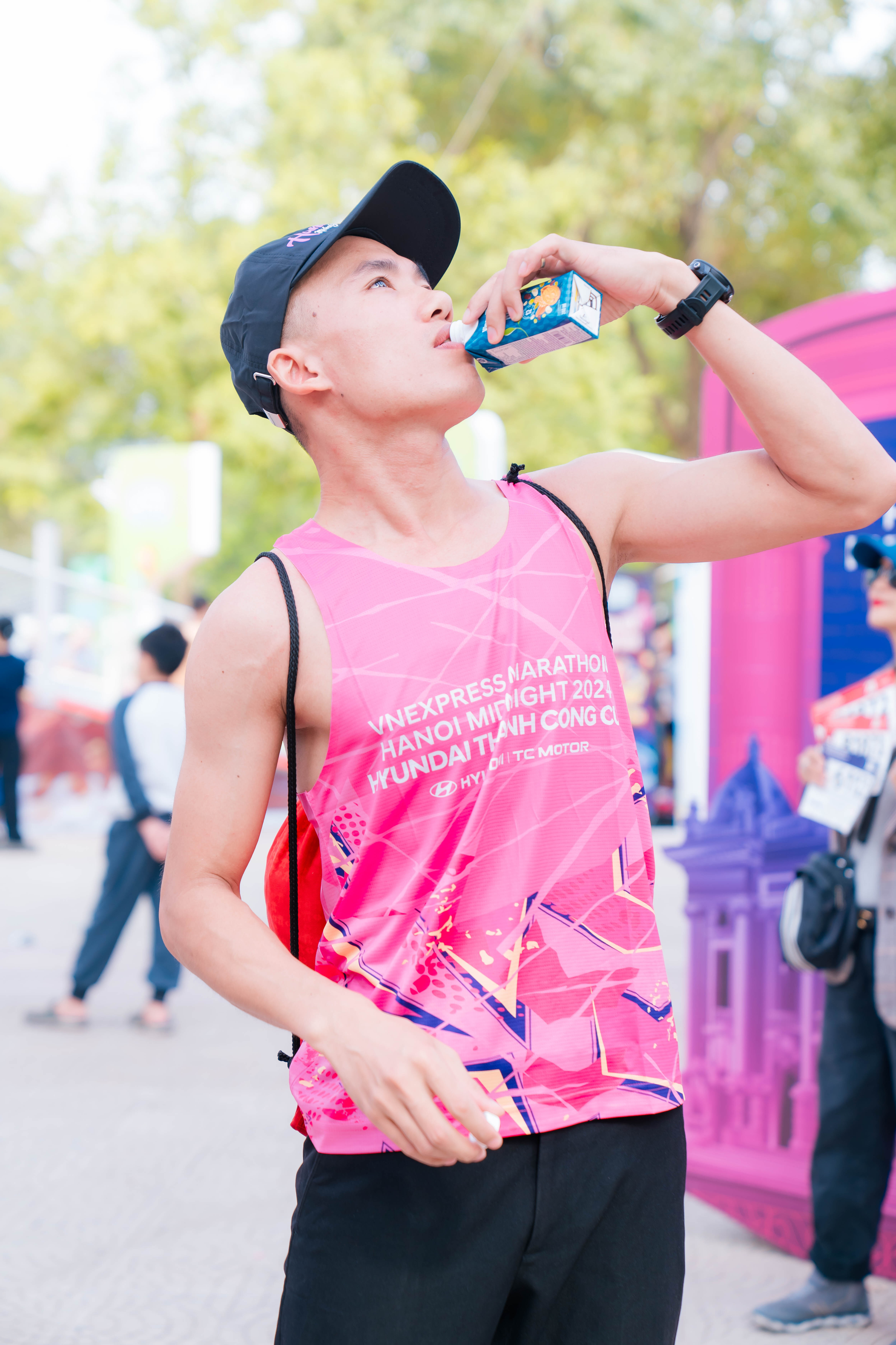 Runner trải nghiệm Sữa hạt cao đạm Vinamilk trong race-kit.