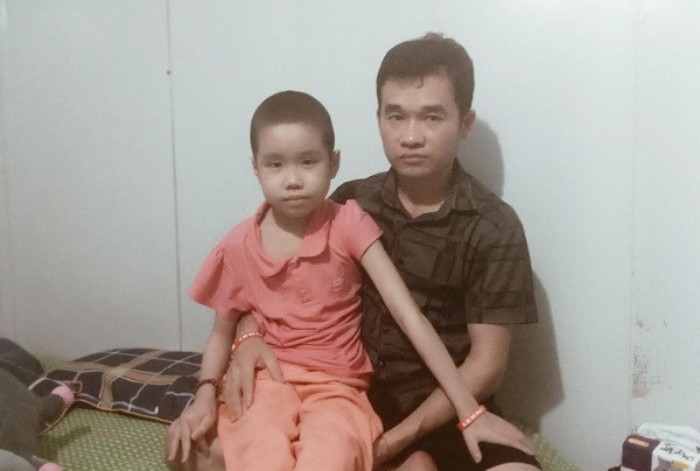 Anh Đề cùng con rong ruổi khắp các bệnh viện để chữa ung thư xương. (Ảnh: GĐCC)
