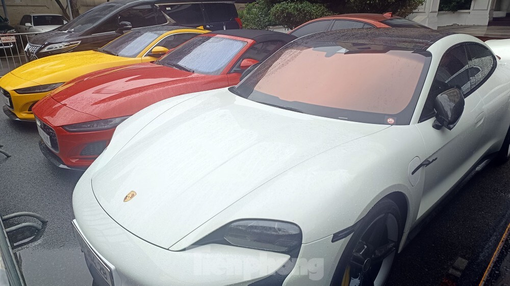 Những chiếc Porsche giá tiền tỷ đời mới bị thu giữ.
