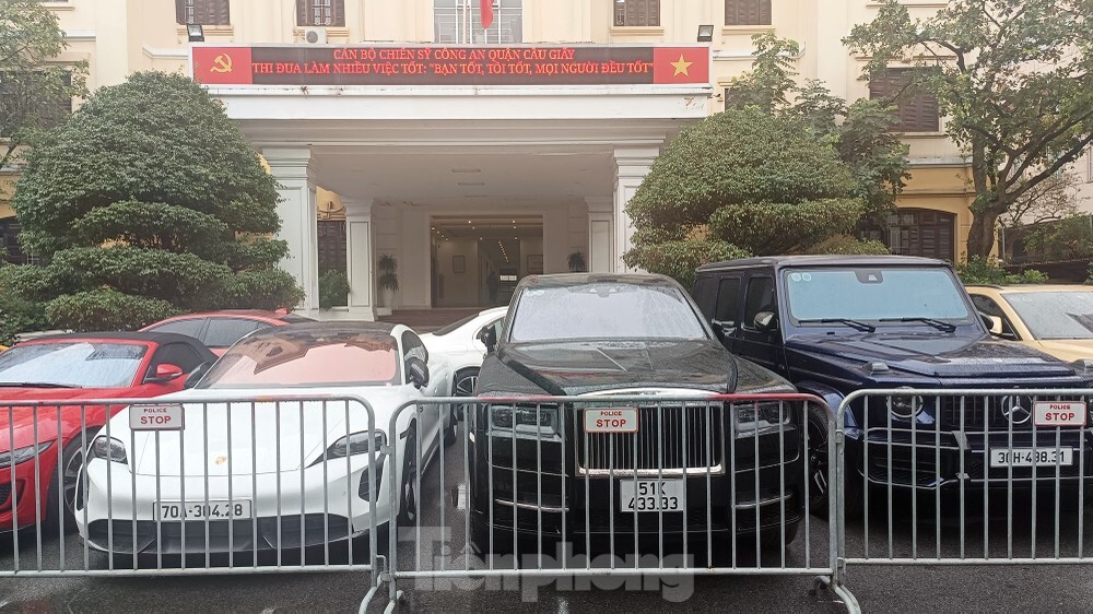 Đáng chú ý, số xe sang, siêu xe thu giữ trong đường dây này có những chiếc thuộc bản hiếm trên thị trường như: xe Rolls-Royce BKS 51K 433.33 của Phó Đức Nam; xe sang G63,Jaguar, Lamborghini, Mecerdes AMG...